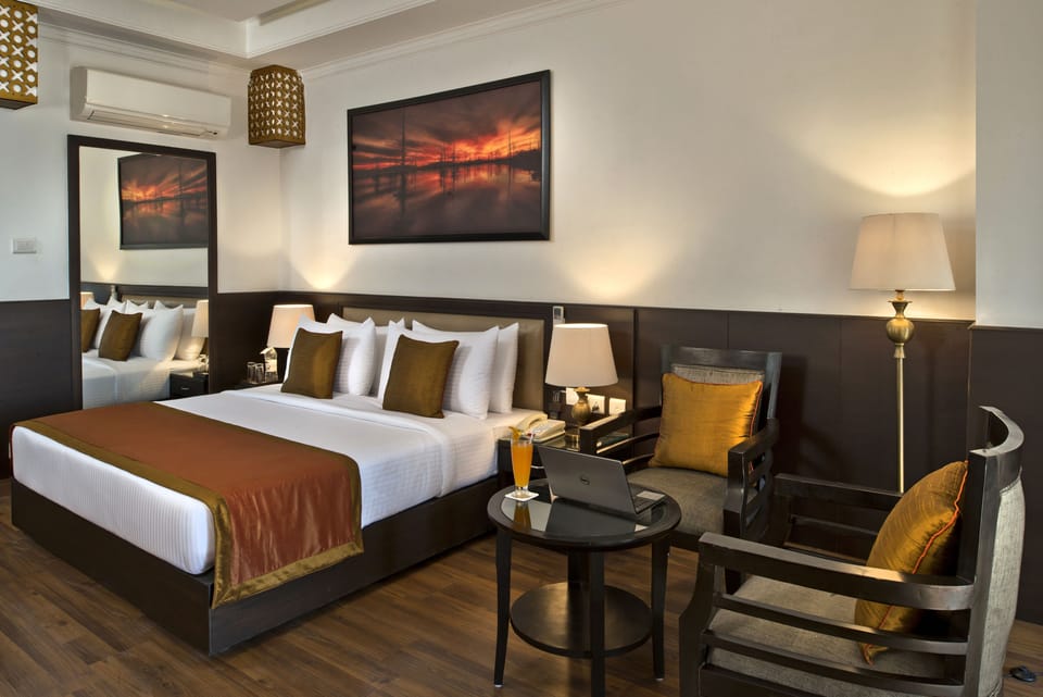 Deluxe Room | Minibar, in-room safe, desk, iron/ironing board