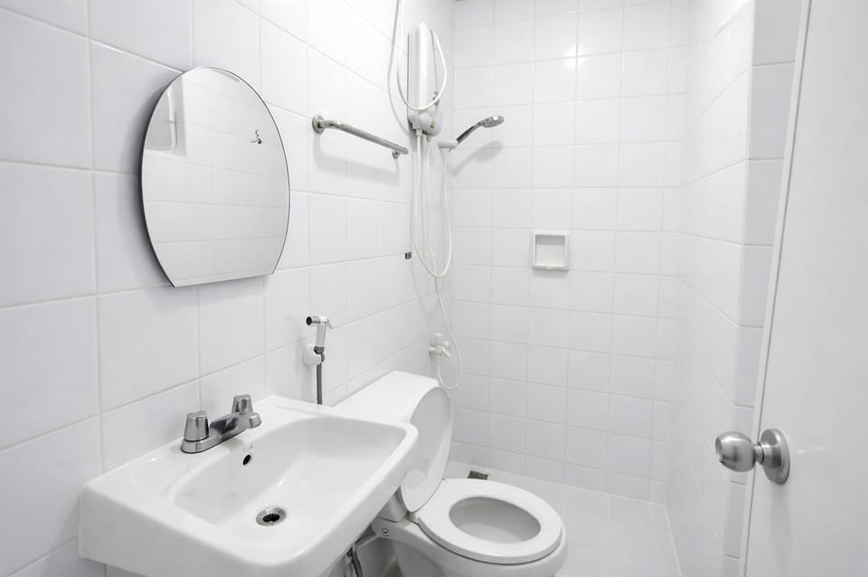 Twin Room | Bathroom | Shower, rainfall showerhead, free toiletries, hair dryer (on request)