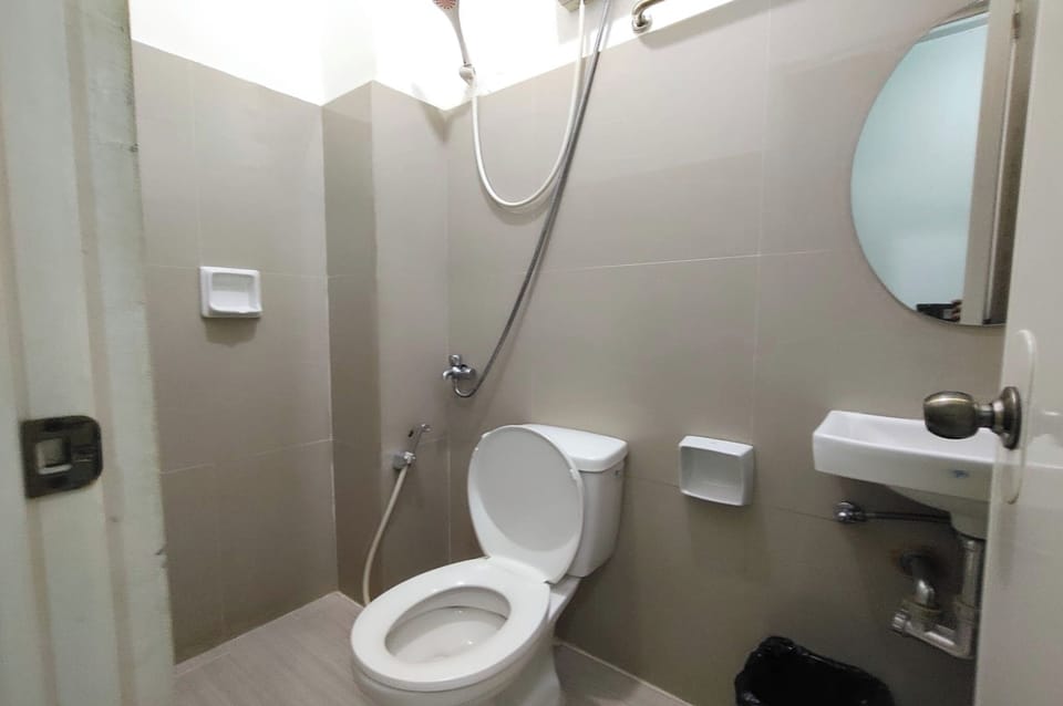 Single Room | Bathroom | Shower, rainfall showerhead, free toiletries, hair dryer (on request)