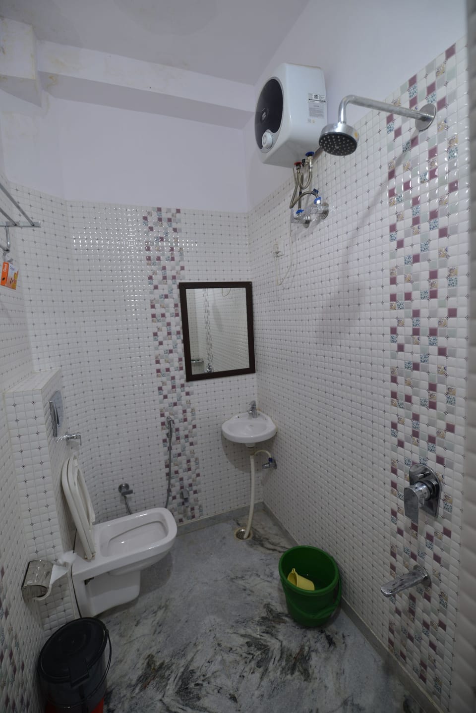 Deluxe Double Room, 1 Bedroom | Bathroom | Shower, rainfall showerhead, hair dryer (on request), towels