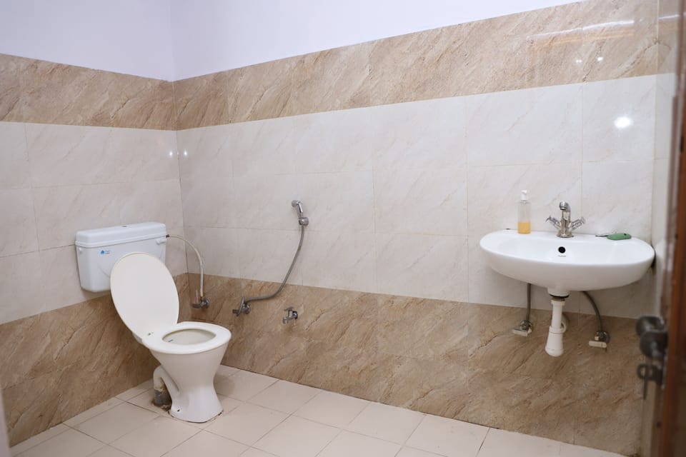 Shower, rainfall showerhead, free toiletries, towels