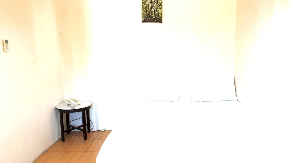 Standard Double Room | Desk, laptop workspace, WiFi (free), bed sheets