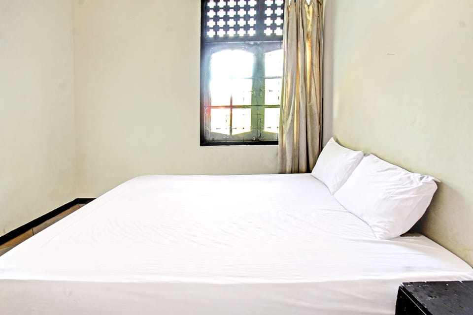 Deluxe Double Room | Desk, laptop workspace, bed sheets
