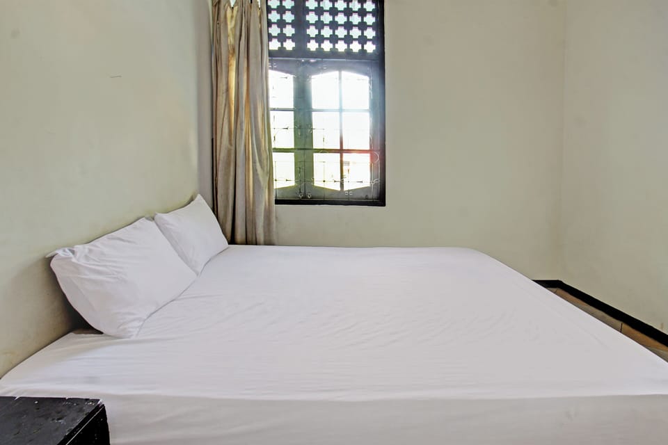 Deluxe Double Room | Desk, laptop workspace, bed sheets