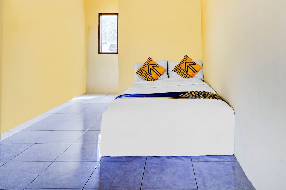 Desk, laptop workspace, free WiFi, bed sheets