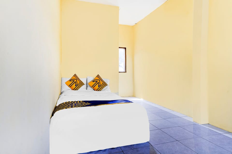 Desk, laptop workspace, free WiFi, bed sheets