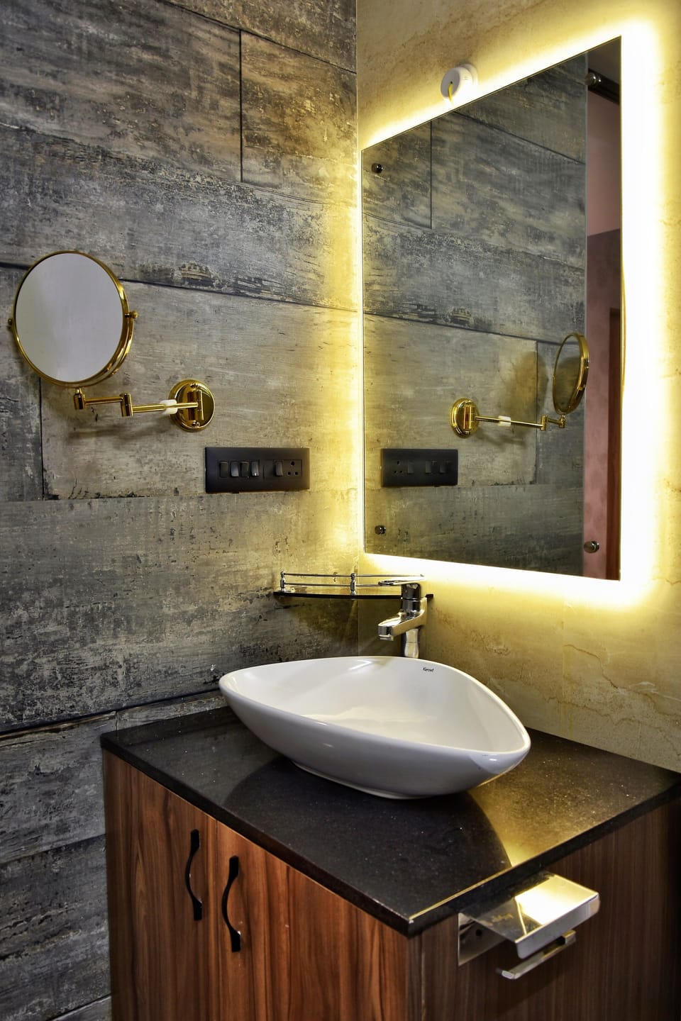 Shower, rainfall showerhead, free toiletries, bidet