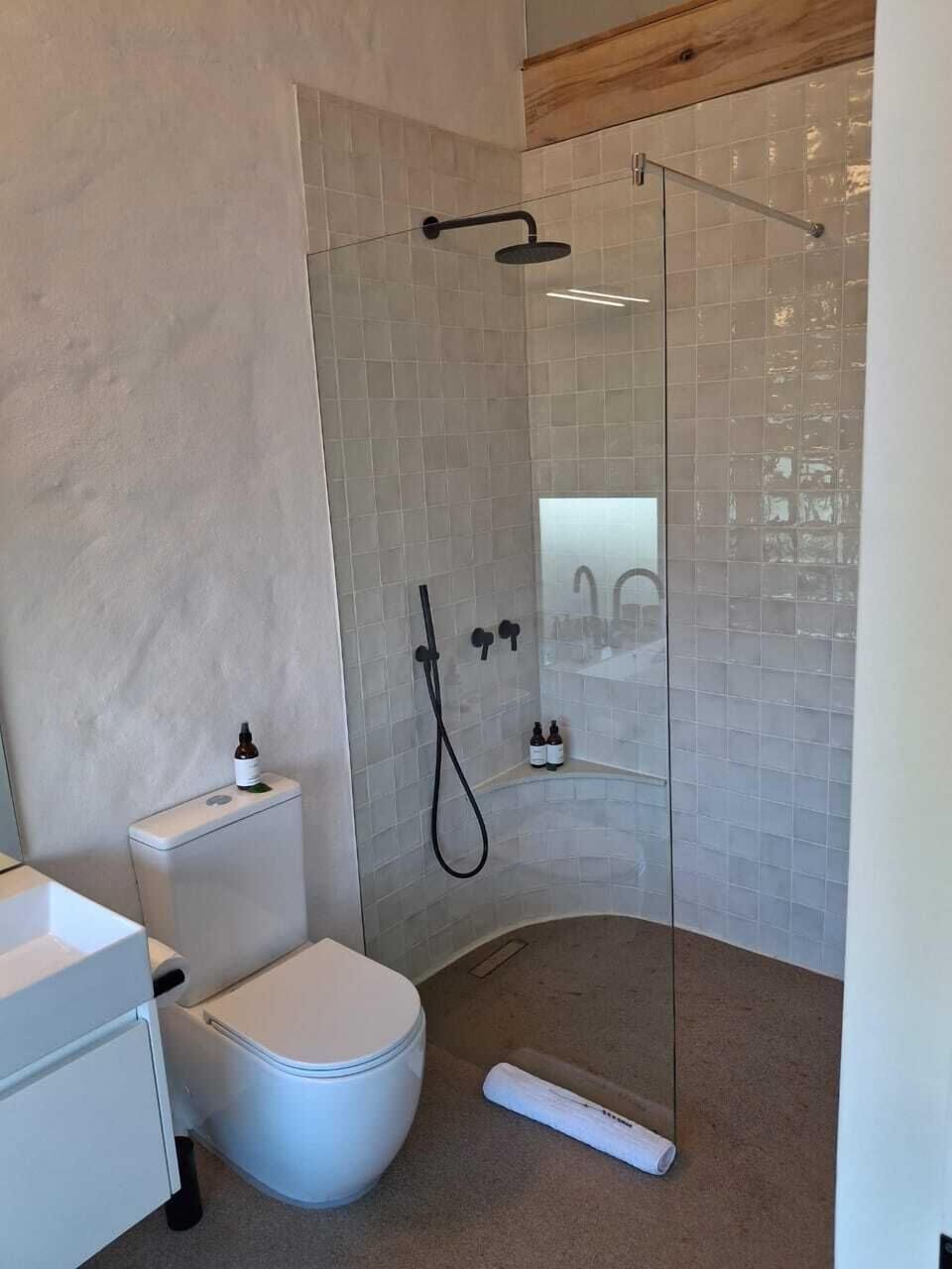 Luxury Double Room | Bathroom | Shower, rainfall showerhead, eco-friendly toiletries, hair dryer