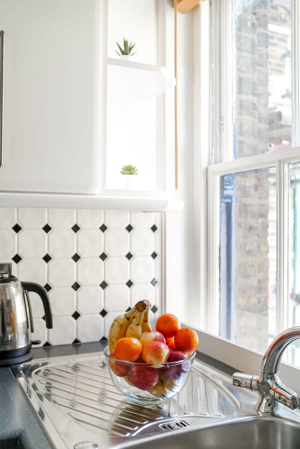 City Apartment | Private kitchen | Mini-fridge, microwave, oven, stovetop