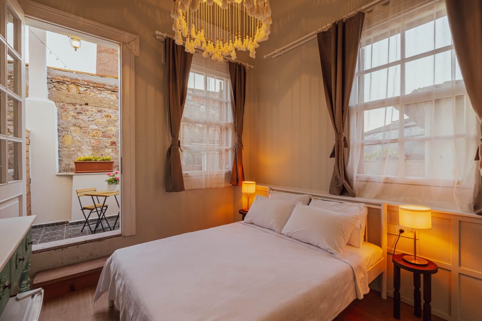 Deluxe Room, 1 Double Bed, Smoking, City View | Individually decorated, individually furnished, free WiFi, bed sheets