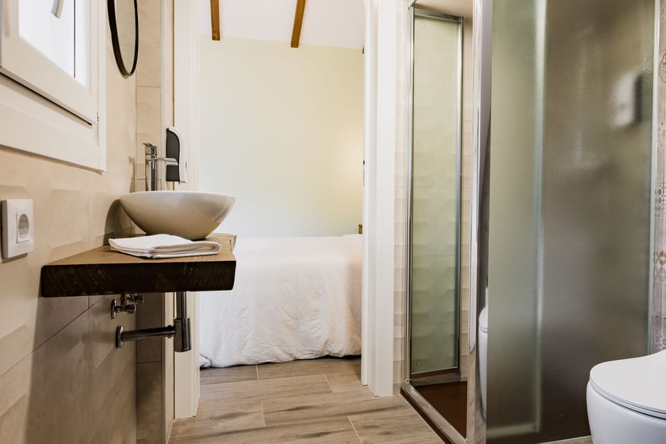 Classic Double Room | Bathroom | Towels