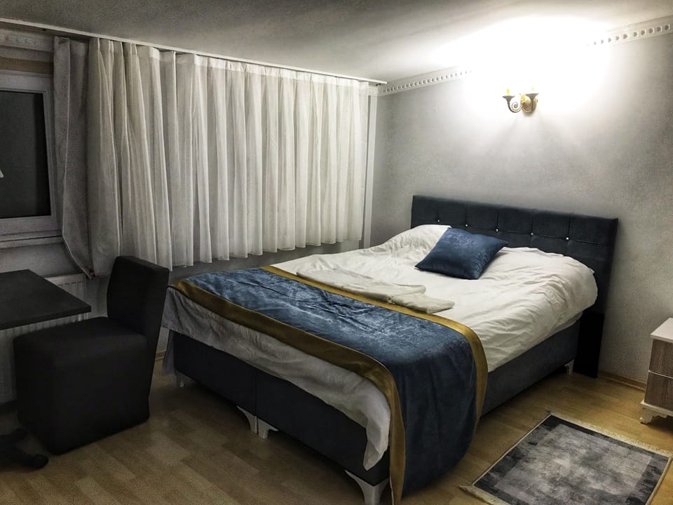Economy Room | Premium bedding, minibar, desk, laptop workspace