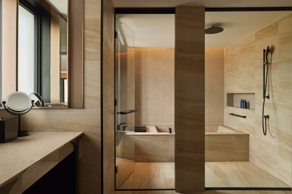 Combined shower/tub, deep soaking tub, rainfall showerhead