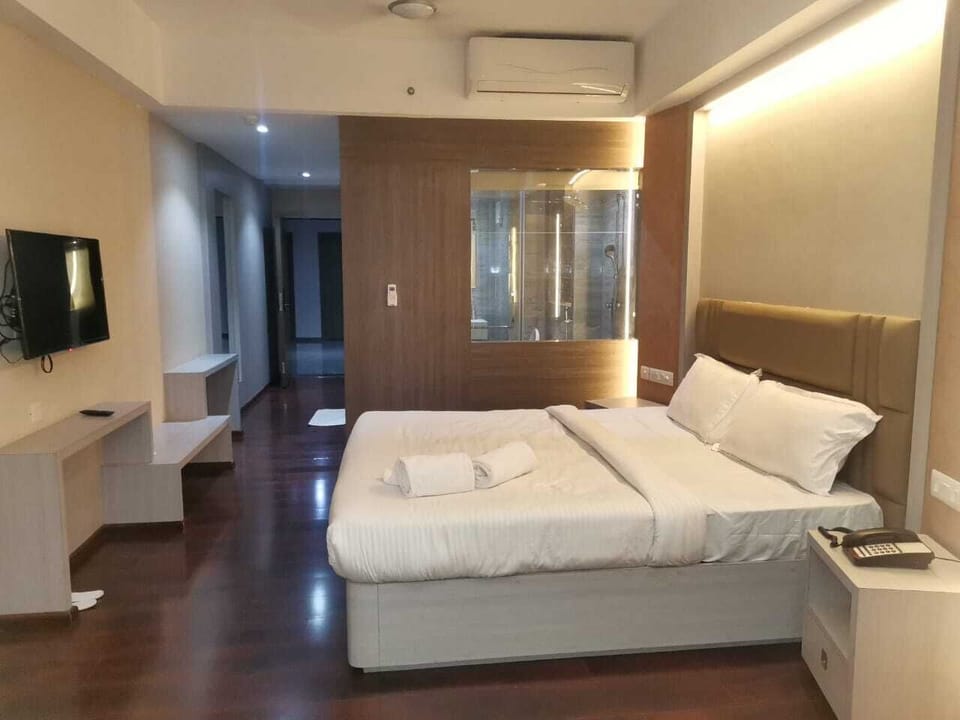 Deluxe Room, 1 King Bed, Non Smoking, City View | In-room safe, soundproofing