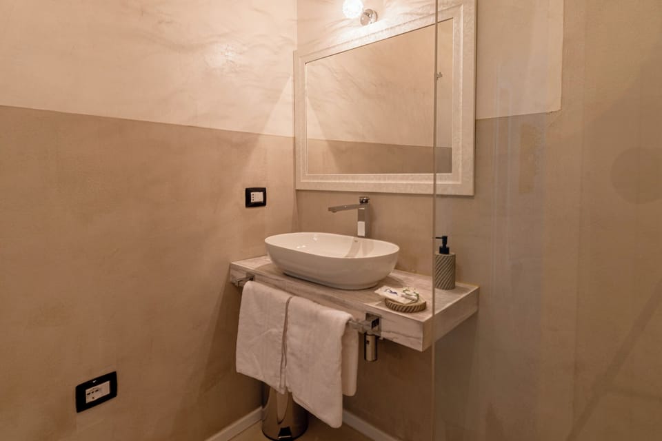Deluxe Double Room, 1 Double Bed | Bathroom | Shower, rainfall showerhead, free toiletries, hair dryer