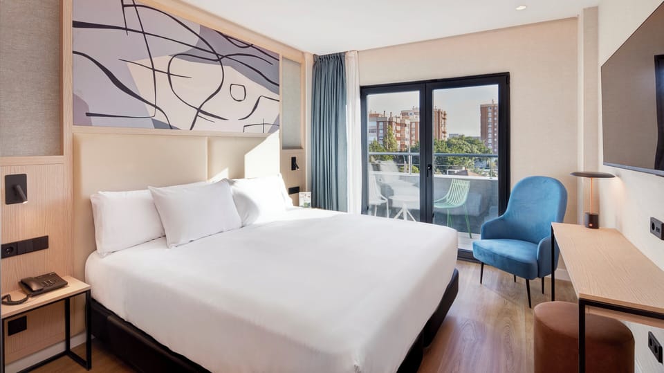 Minibar, free WiFi, bed sheets
