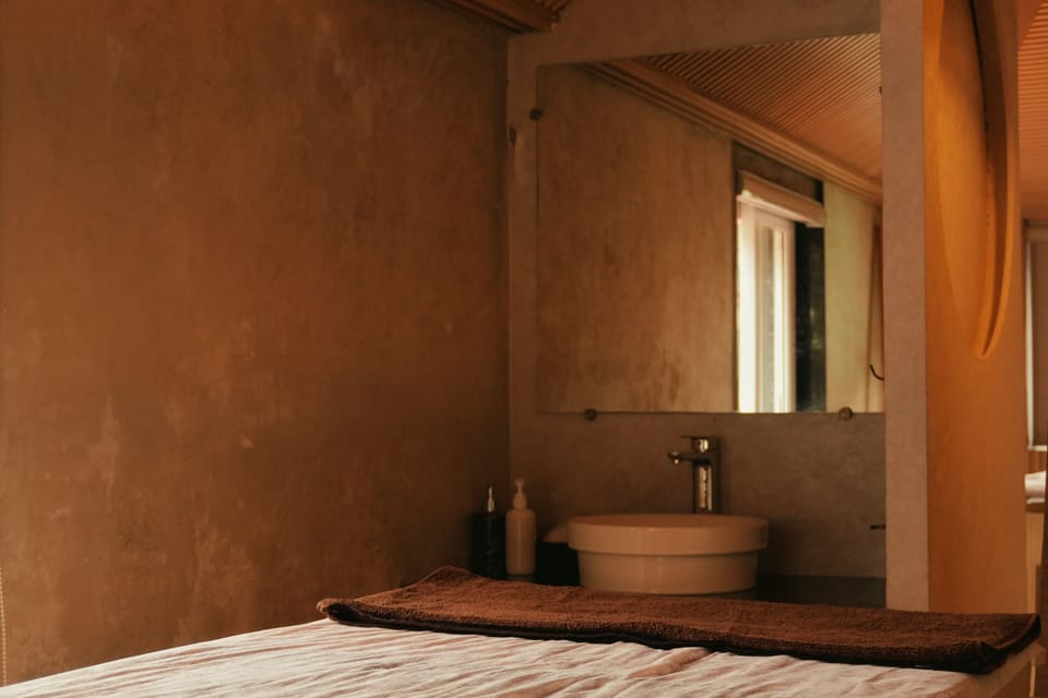 Couples treatment rooms, sauna, steam room, deep-tissue massages
