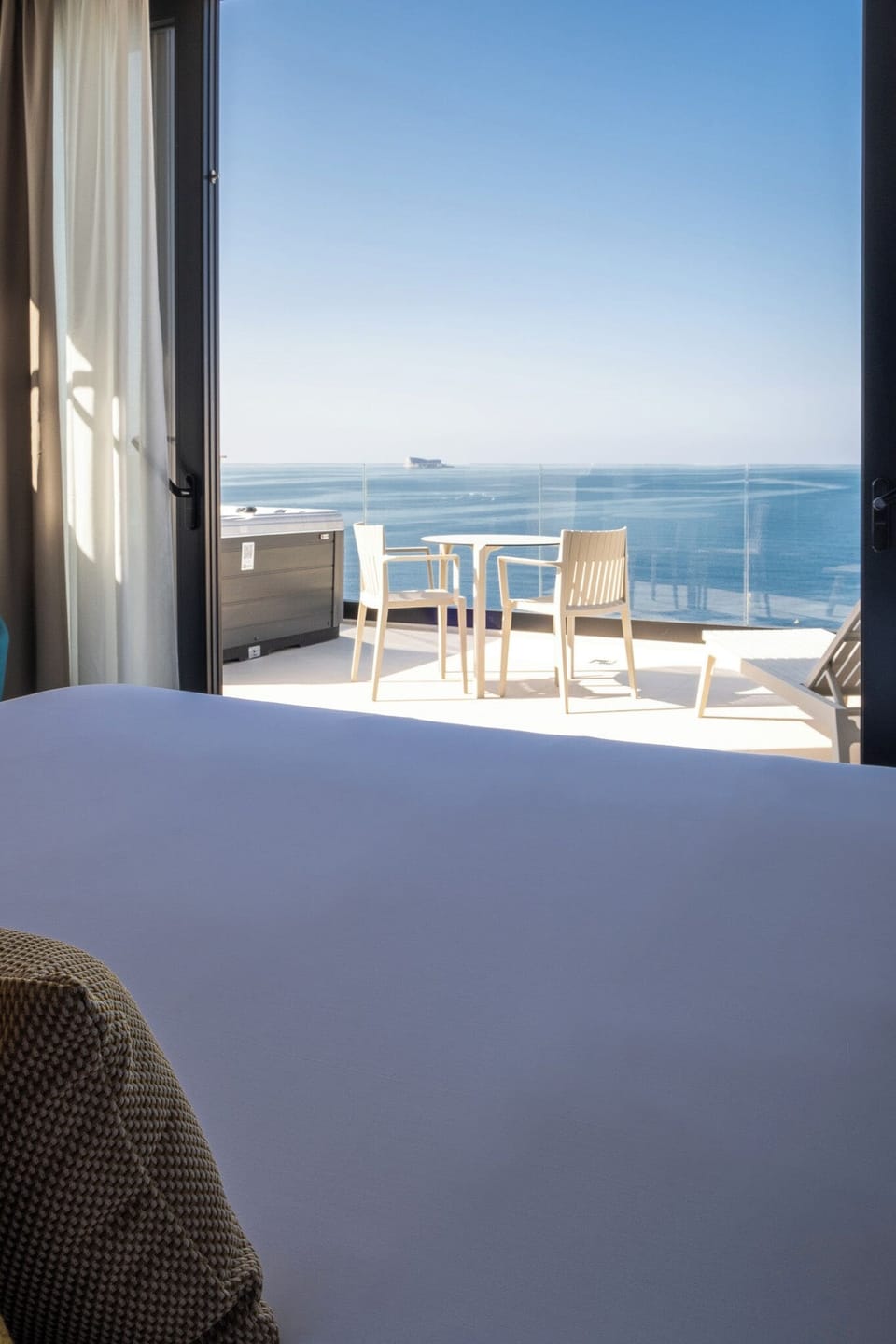 Suite, Hot Tub, Sea View | Premium bedding, in-room safe, laptop workspace, iron/ironing board