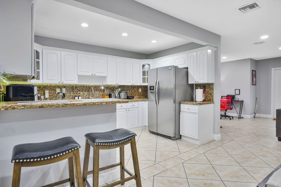 Comfort House | Private kitchen | Full-size fridge, microwave, oven, stovetop