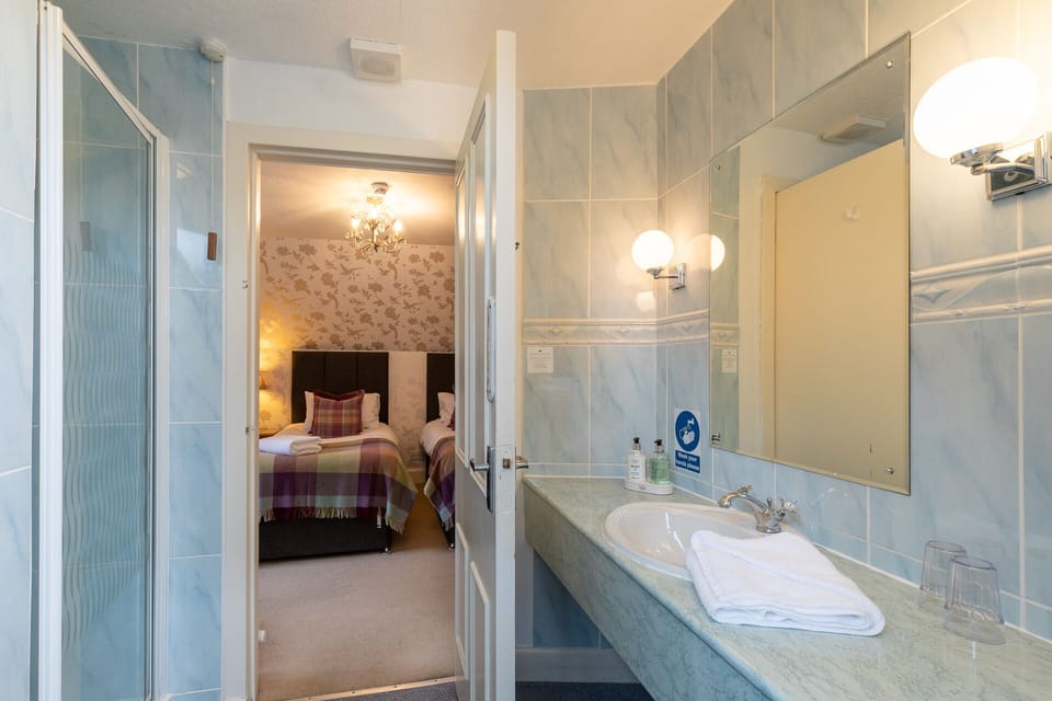 Classic Twin Room | Bathroom shower