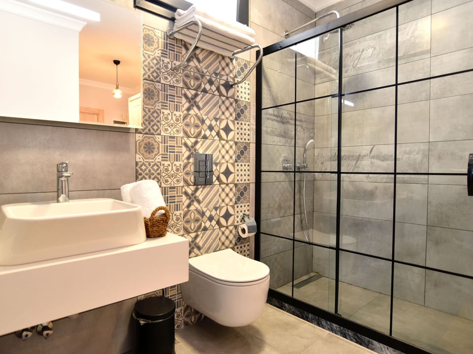 Shower, rainfall showerhead, free toiletries, hair dryer