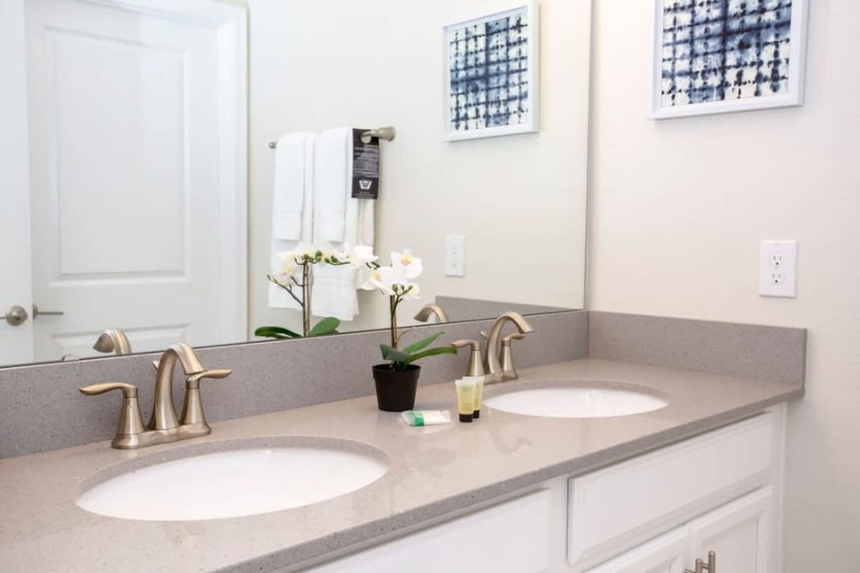 Sanitized Gorgeous Family Getaway 4Bd Home w Pool Close to Disney 4983 Apartment in Kissimmee