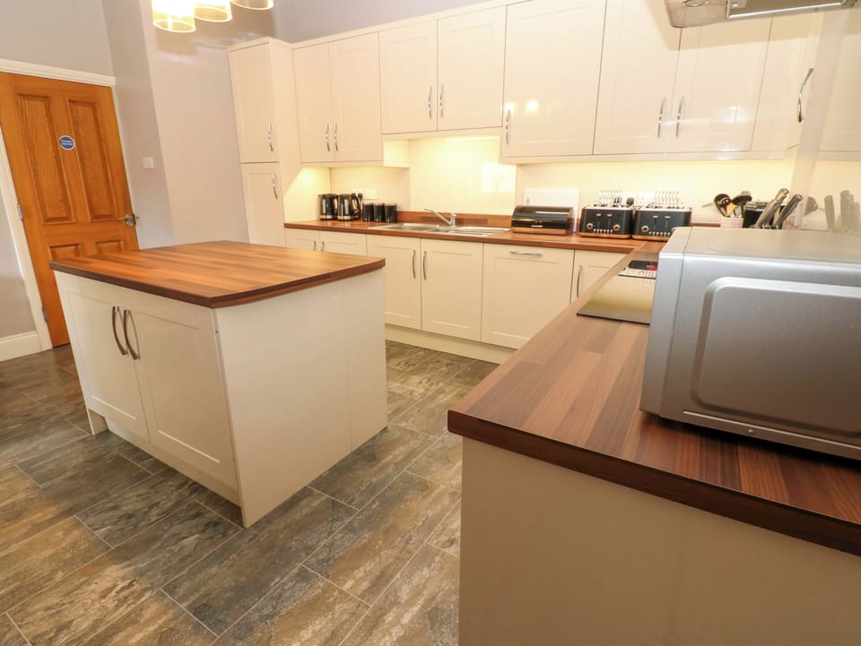 Cottage | Private kitchen | Electric kettle, cookware/dishes/utensils