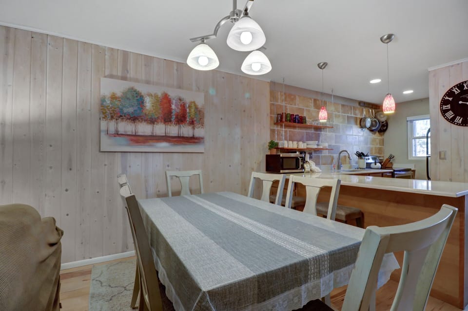 Condo, 2 Bedrooms | Dining