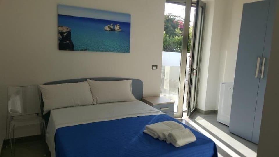 Camera con letto Matrimoniale | Travel crib, free WiFi
