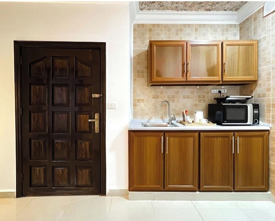 City Triple Room | Private kitchen | Coffee/tea maker