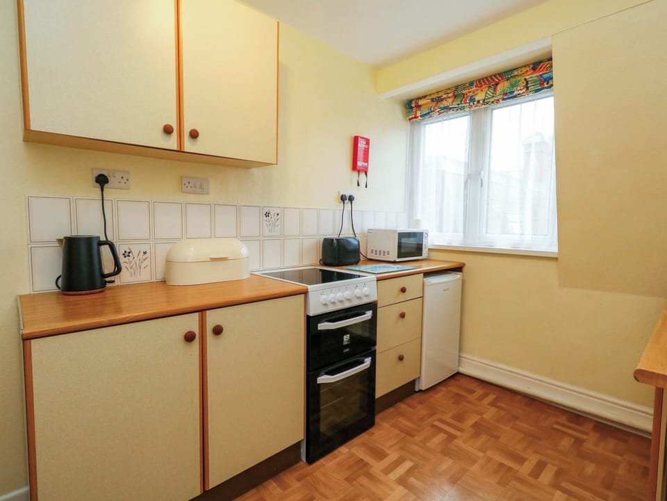 Cottage | Private kitchen | Fridge, dishwasher, electric kettle, toaster