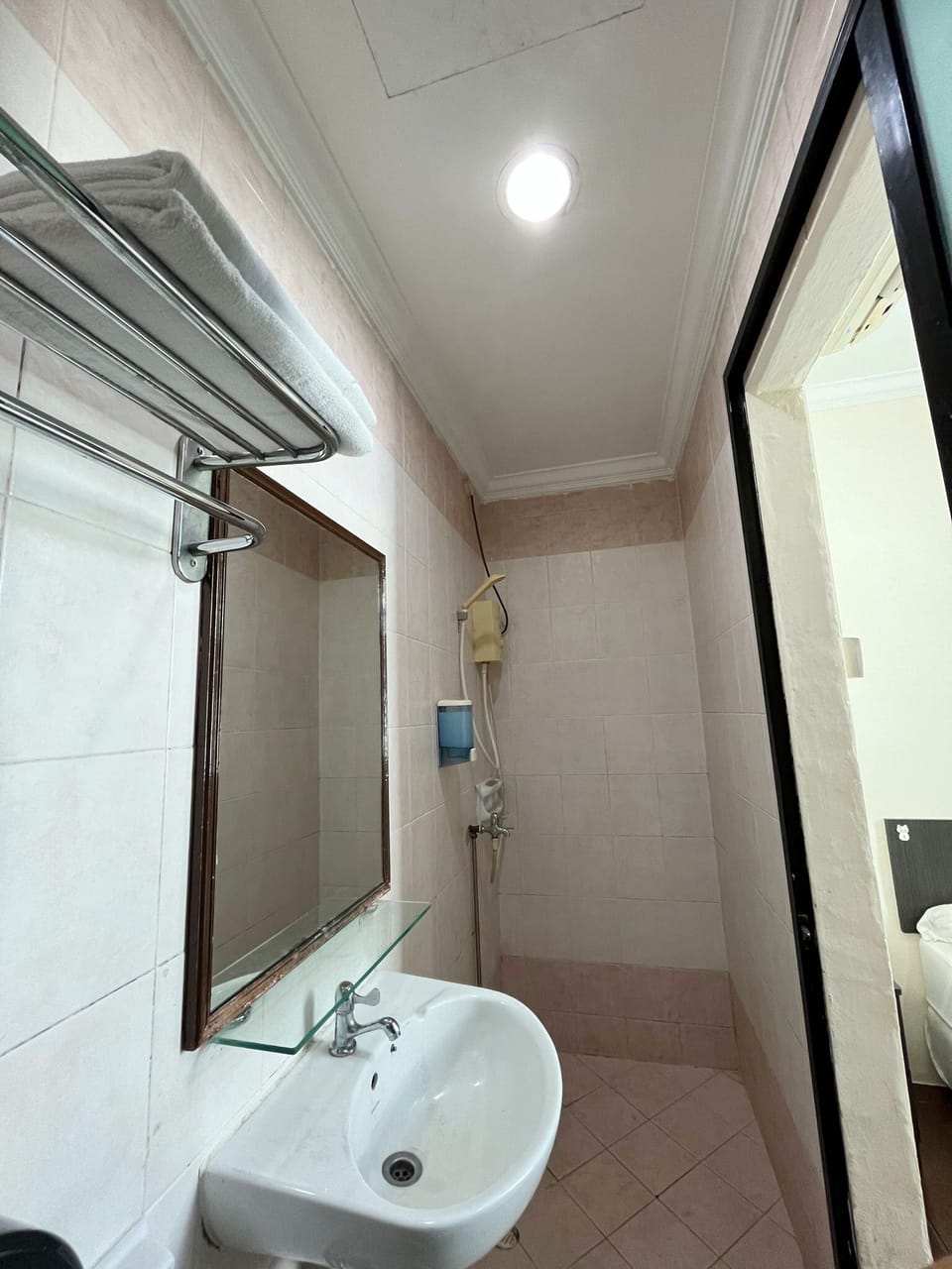 Standard Double, Window | Bathroom