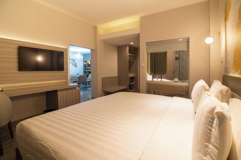 Luxury Room, 1 King Bed, Non Smoking | 1 bedroom, desk, soundproofing, WiFi (free)