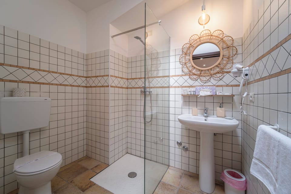 Shower, rainfall showerhead, free toiletries, hair dryer
