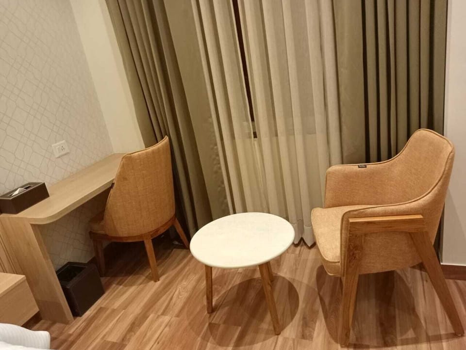 Deluxe Room | 1 bedroom, in-room safe, blackout drapes, free WiFi