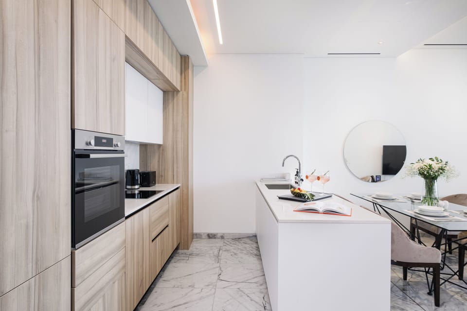Coffee/tea maker, full-size fridge, oven, dishwasher