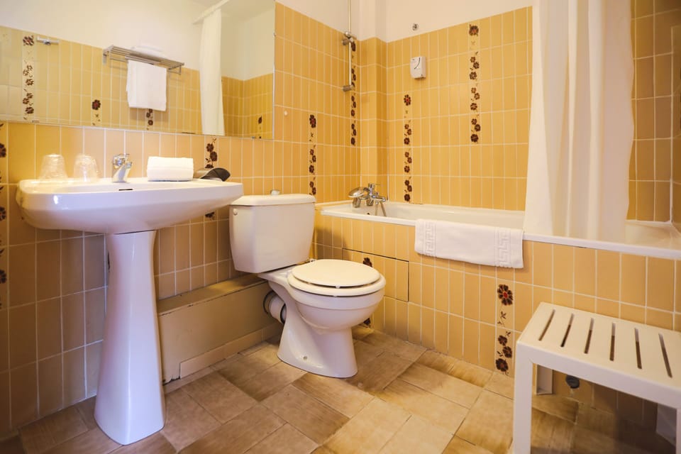 Bathtub, towels, soap, shampoo