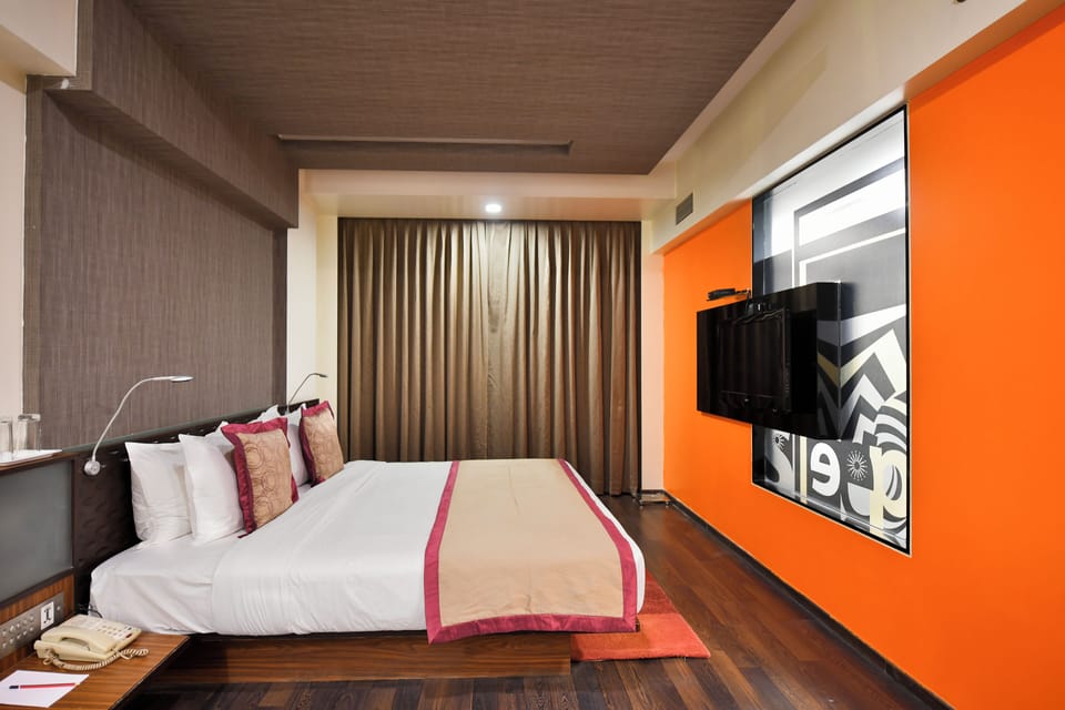 Premium Double Room, 1 King Bed | Egyptian cotton sheets, premium bedding, Select Comfort beds, minibar