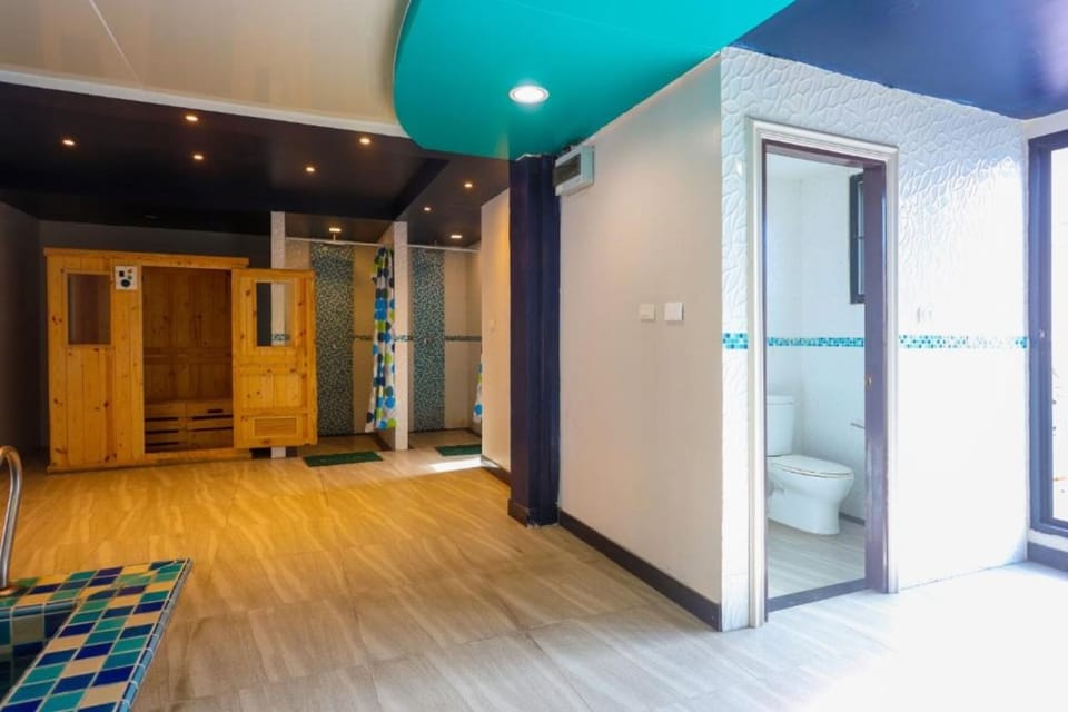Shower, free toiletries, towels