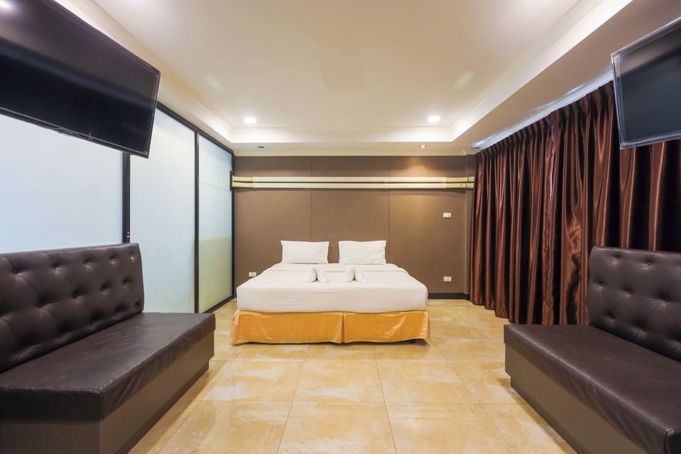 Family Room | Premium bedding, in-room safe, desk, soundproofing