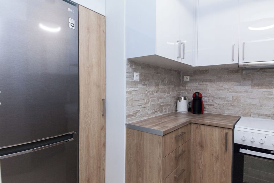 Apartment | Private kitchen | Full-size fridge, oven, electric kettle, toaster