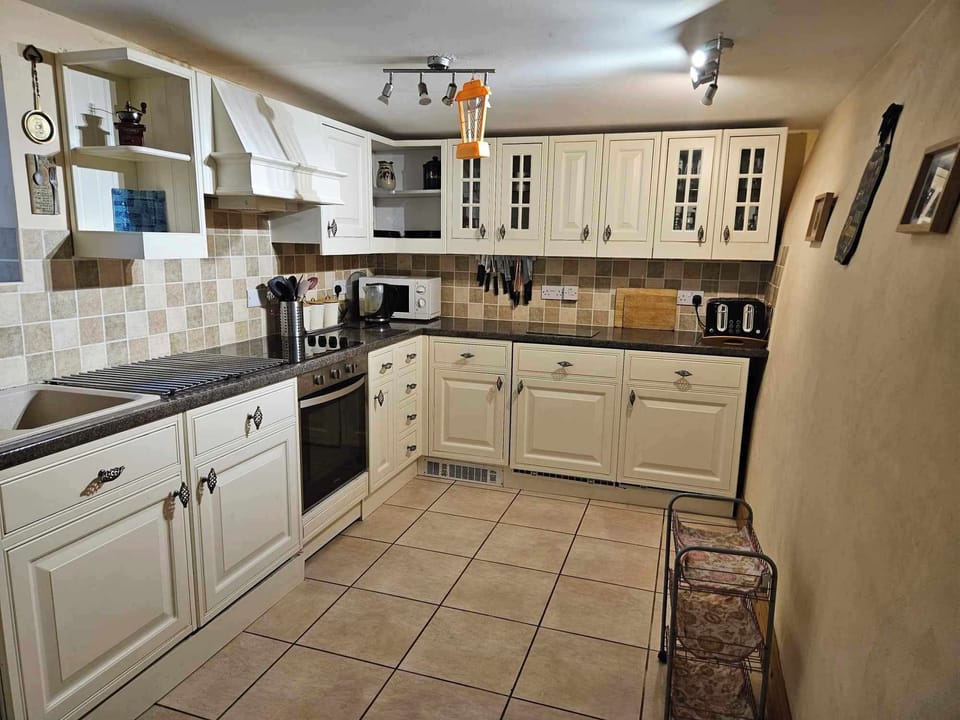 Cottage | Private kitchen | Fridge, microwave, oven, stovetop