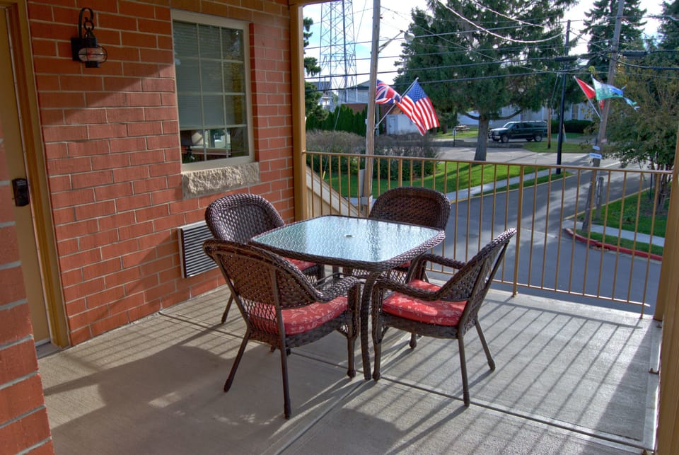 Standard Room, 1 Queen Bed | Terrace/patio