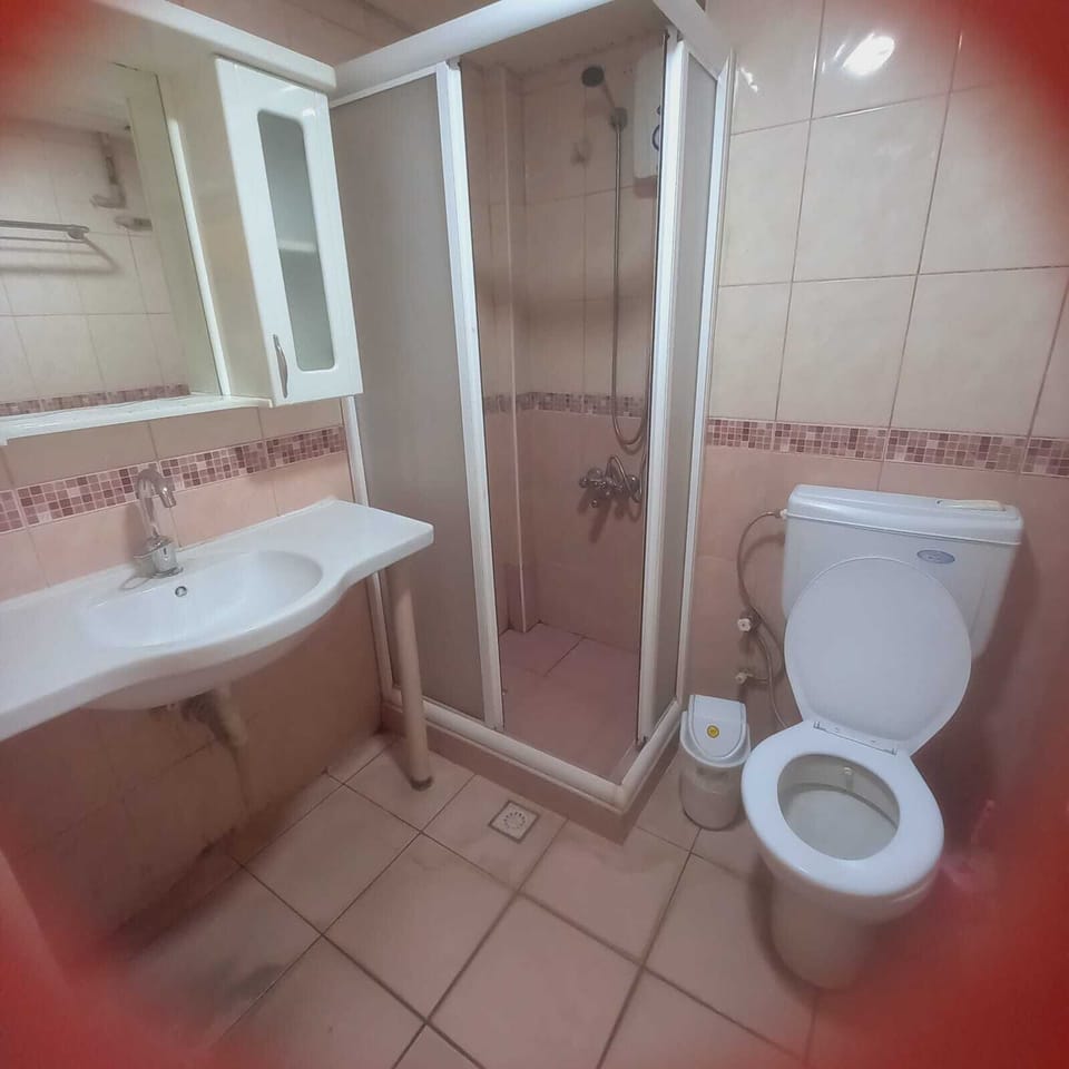 Economy Twin Room, 1 Bedroom | Bathroom | Slippers, towels, soap, shampoo