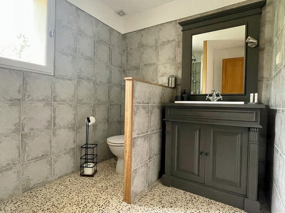 Deluxe Room | Bathroom | Shower, rainfall showerhead, hair dryer, towels