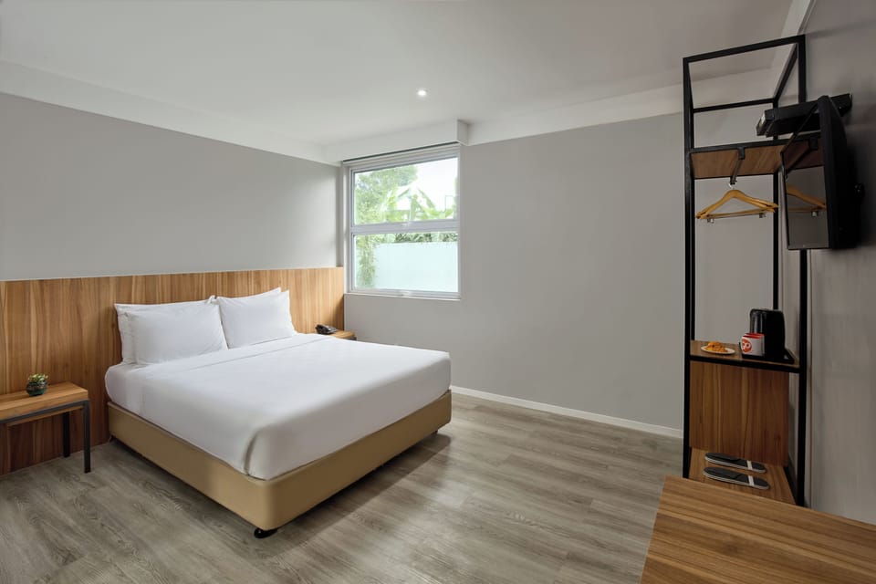 Superior Queen Room | In-room safe, desk, laptop workspace, iron/ironing board