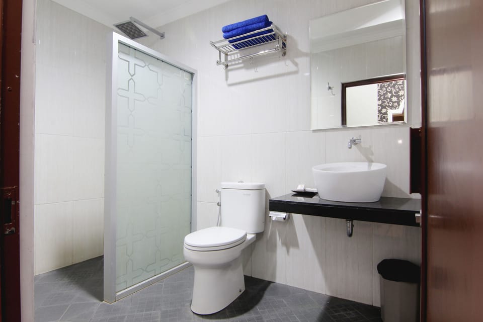 Family Suite | Bathroom | Shower, hair dryer, slippers, towels