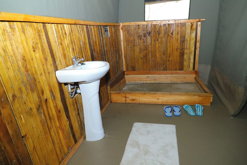 Deluxe Tent | Bathroom | Rainfall showerhead, free toiletries, slippers, towels
