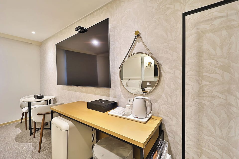 Deluxe Twin Room | Egyptian cotton sheets, premium bedding, down comforters, desk