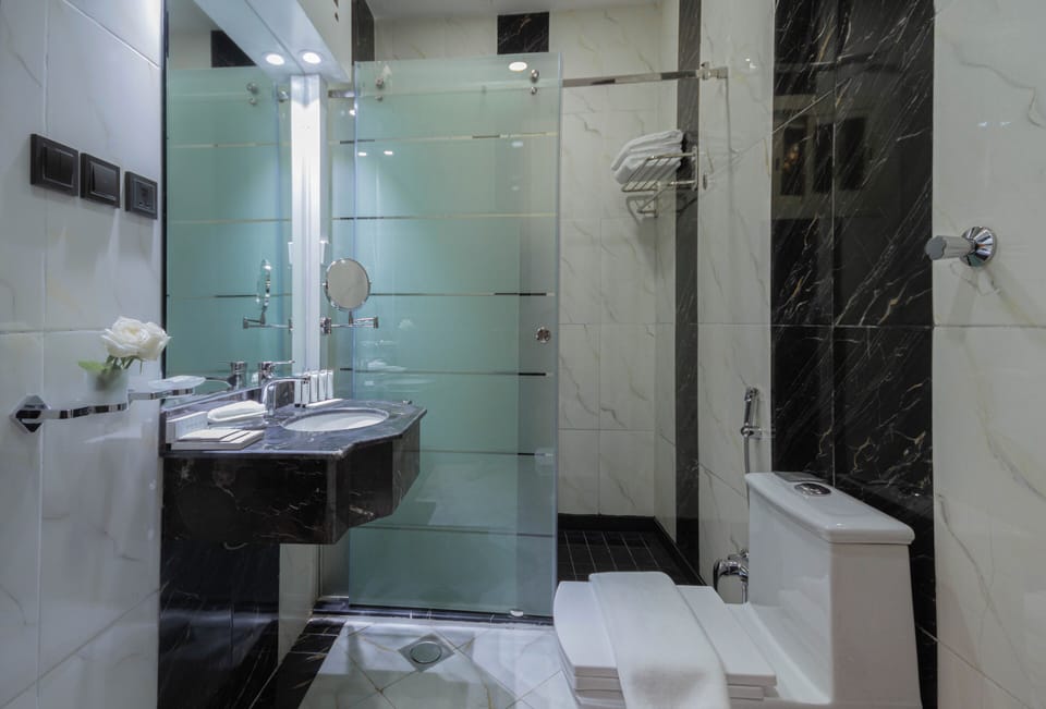 Executive Suite | Bathroom | Free toiletries, hair dryer, slippers, bidet